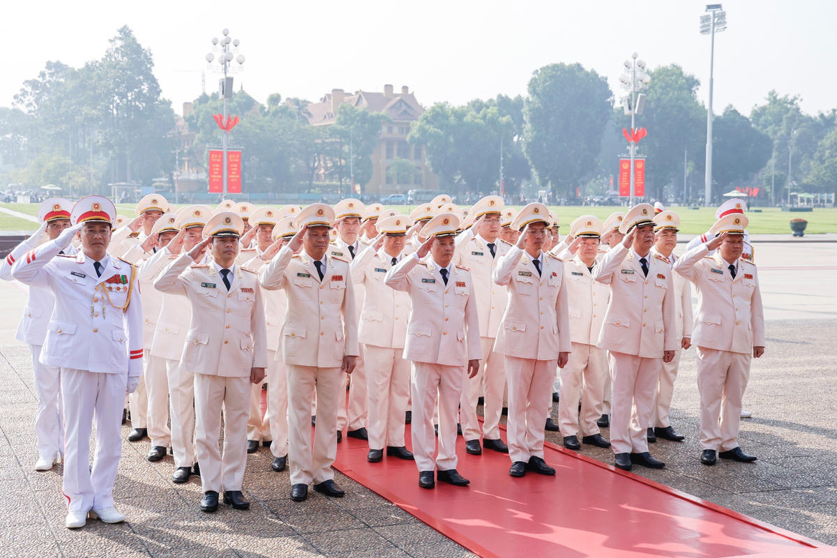 Đoàn đại biểu Đảng ủy Công an Trung ương - Bộ Công an vào Lăng viếng Chủ tịch Hồ Chí Minh.