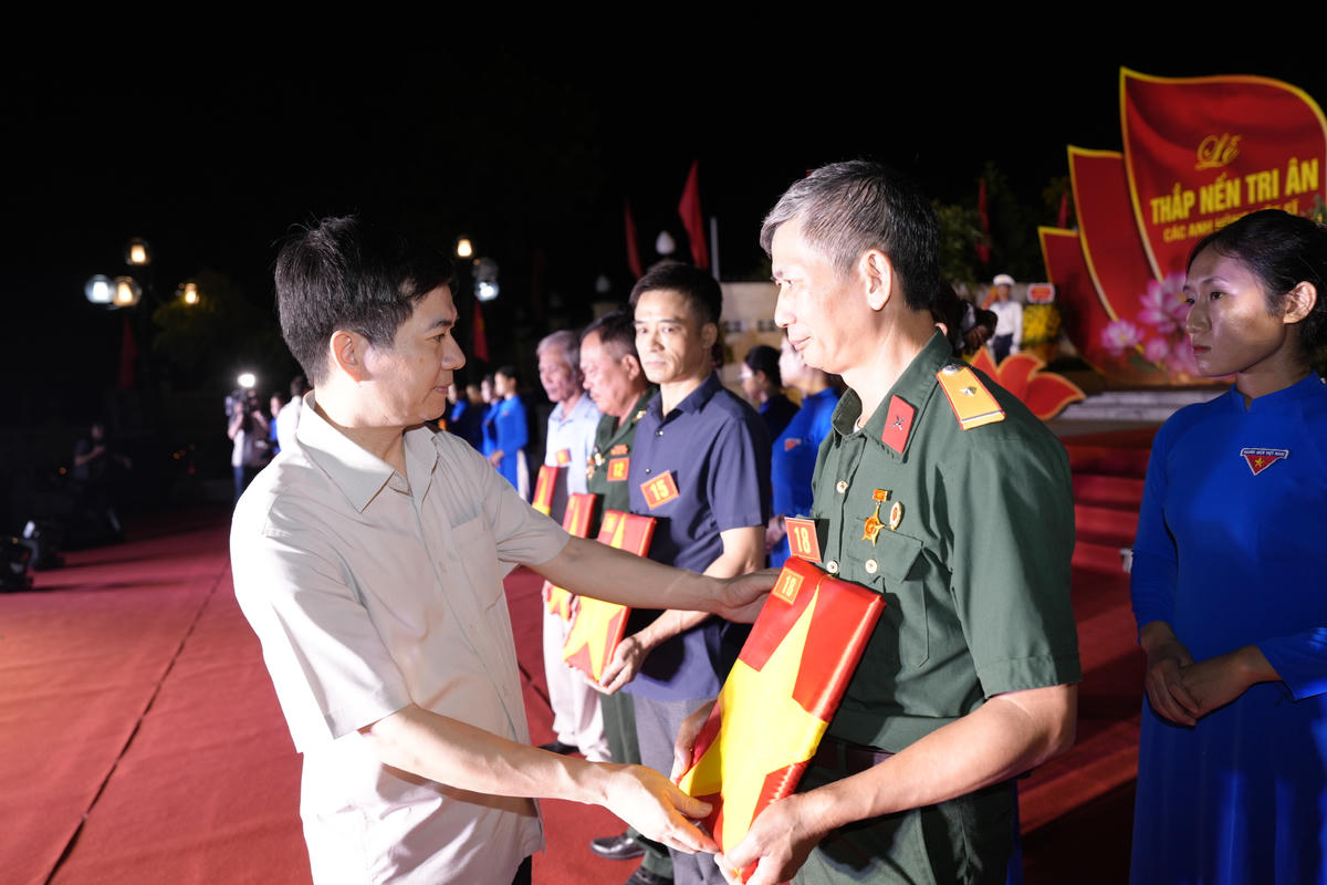 Quảng Ninh: Trao ảnh phục dựng chân dung liệt sĩ tới thân nhân các gia đình
