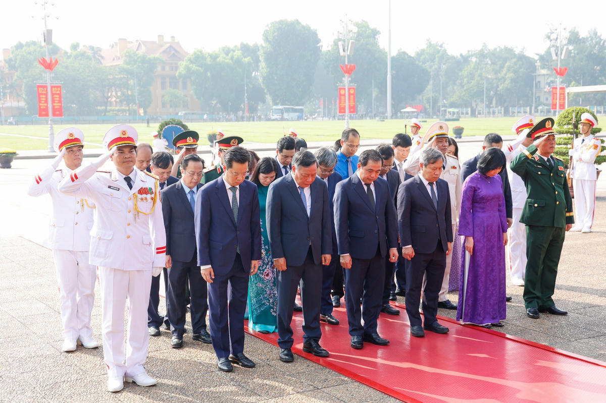 Đoàn đại biểu Thành ủy, Hội đồng nhân dân, Ủy ban nhân dân và Ủy ban Mặt trận Tổ quốc Việt Nam thành phố Hà Nội vào Lăng viếng Chủ tịch Hồ Chí Minh.