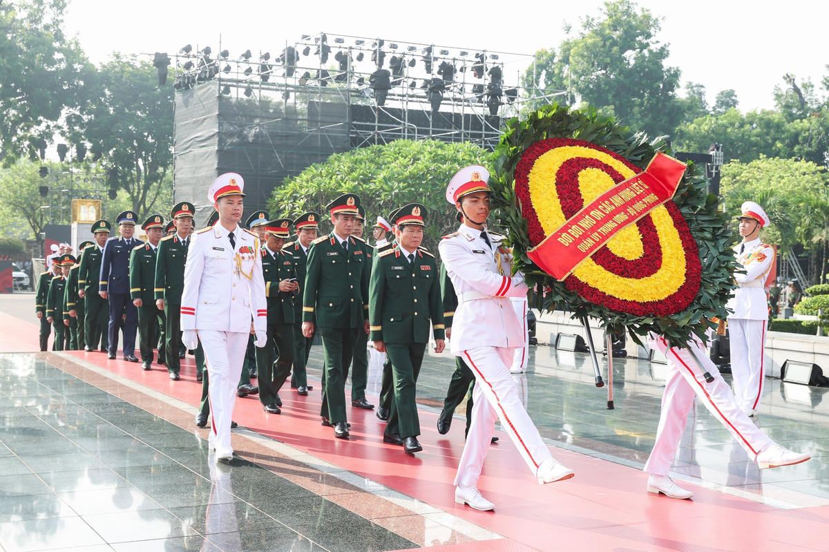 Đoàn đại biểu Quân ủy Trung ương - Bộ Quốc phòng đặt vòng hoa, tưởng niệm tại Đài tưởng niệm các Anh hùng liệt sĩ 