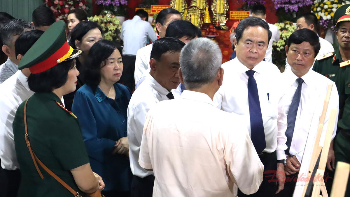Các lãnh đạo Quốc hội và Ủy ban TƯ MTTQ Việt Nam nghe báo cáo của đại diện nhóm nghiên cứu tìm kiếm hài cốt liệt sĩ tại công viên Lê Thị Riêng. Ảnh: T.Luân.