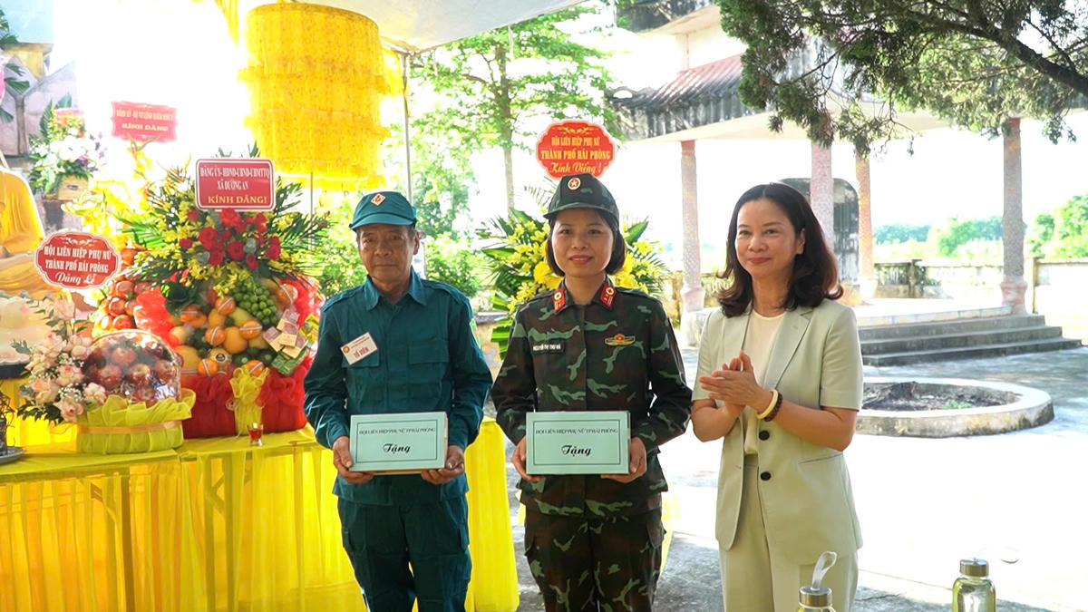 Bà Trần Thu Hương, Ủy viên Thành ủy, Chủ tịch Hội LHPN thành phố Hải Phòng tặng quà lực lượng khai quật và xét nghiệm ADN xác minh danh tính hài cốt liệt sĩ tại xã Đường An. Ảnh: HP. 