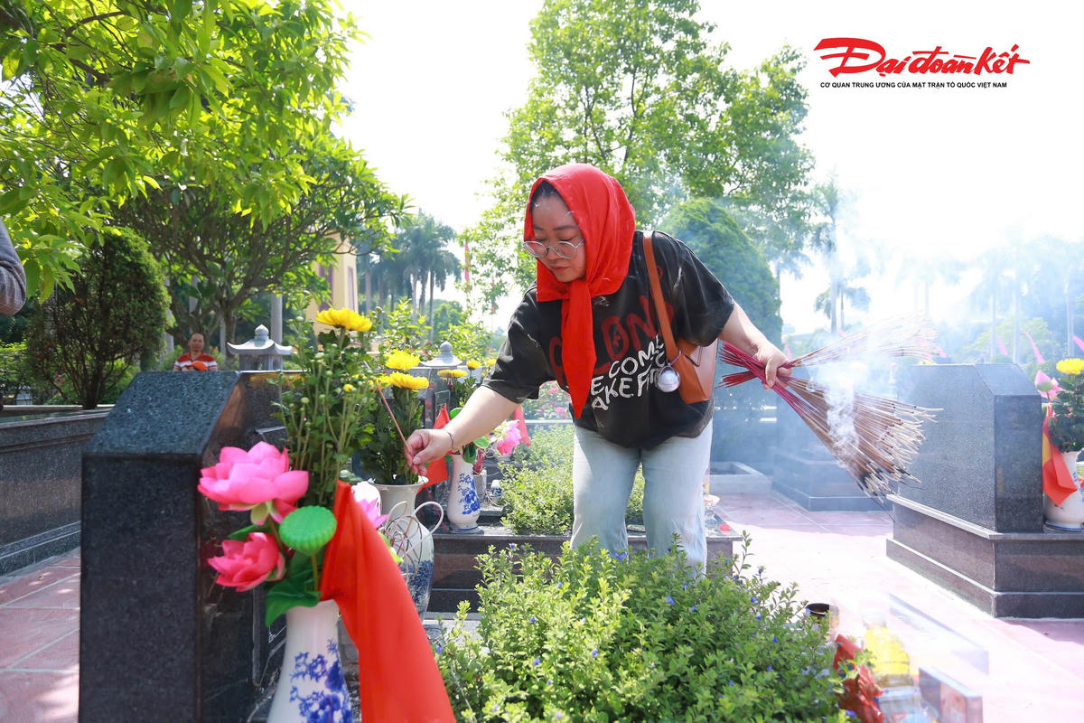 Hà Nội: Người dân, đồng đội cũ xúc động dâng hương, tưởng nhớ các Anh hùng liệt sĩ nhân ngày 27/7