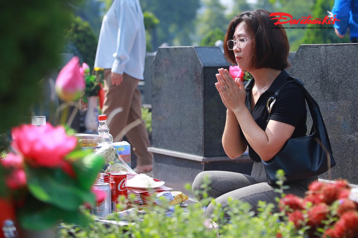 Hà Nội: Người dân, đồng đội cũ xúc động dâng hương, tưởng nhớ các Anh hùng liệt sĩ nhân ngày 27/7