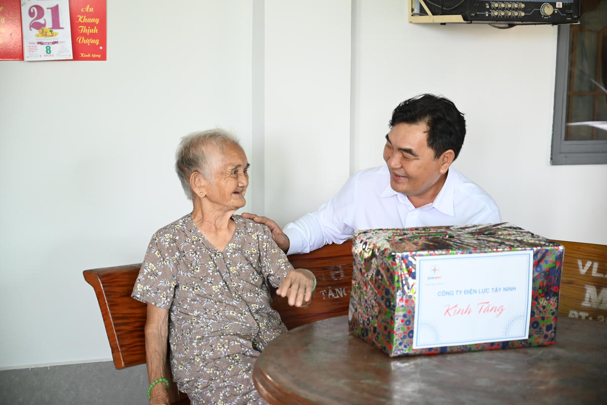 Công đoàn Công ty Điện lực Tây Ninh trực tiếp thăm hỏi, tặng quà cho các gia đình chính sách.