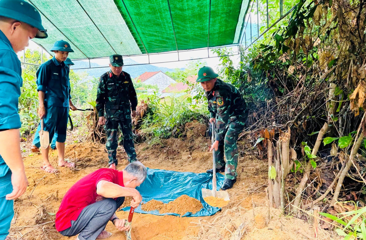 Lực lượng chức năng khảo sát, tìm kiếm hài cốt liệt sĩ tại xã Nông Sơn, TP Đà Nẵng. Ảnh: CD.