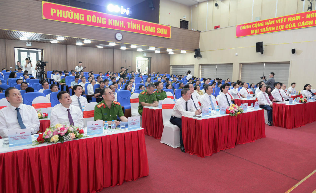 Các đại biểu dự Lễ khai trương Mô hình Trạm dịch vụ công số tại tỉnh Lạng Sơn
