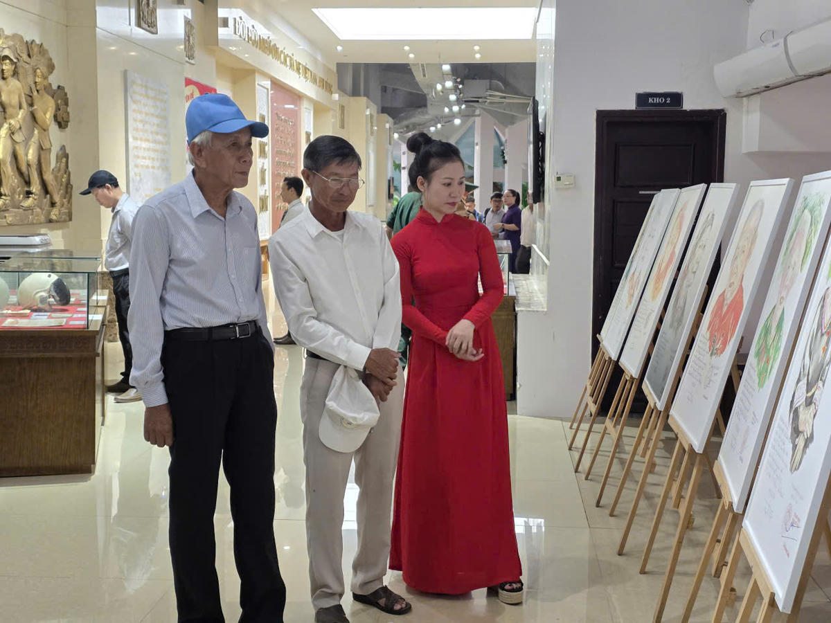 Người dân xem chân dung của các Mẹ Việt Nam anh hùng. Ảnh: Nguyễn Tín.