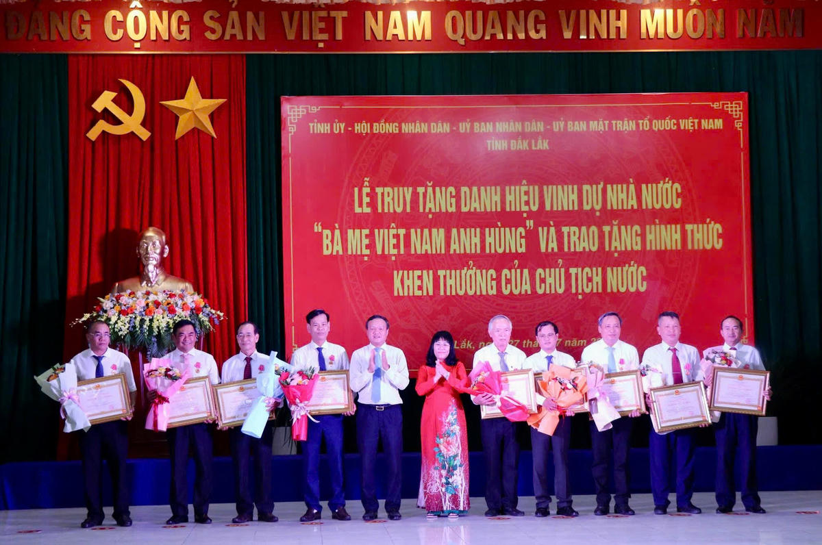 Lãnh đạo tỉnh trao Huân chương Lao động cho các tập thể cá nhân. Ảnh: TQ.