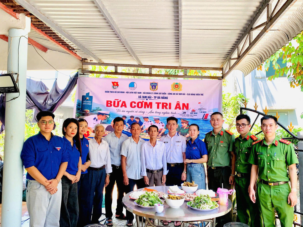 Hải đoàn 21 phối hợp với các lực lượng nơi đơn vị đóng quân tổ chức “Bữa cơm tri ân” tại gia đình bác Phạm Minh Tịnh, thôn Thuận An, xã Tam Hải, nơi thờ phụng Mẹ Việt Nam Anh hùng Nguyễn Thị Lộc và liệt sĩ Phạm Lộc. Ảnh: CS.