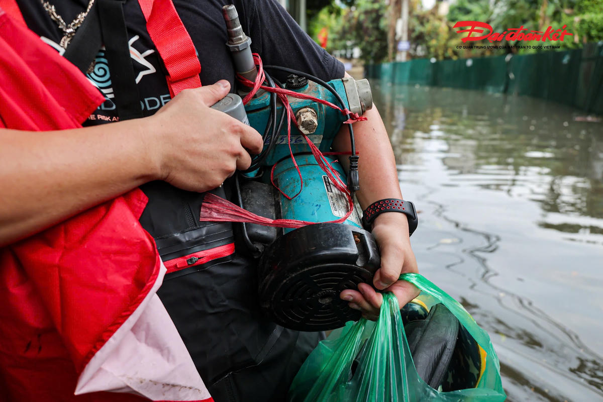 "Trận mưa từ thứ Bảy tuần trước đã khiến nhà tôi bị ngập. Phải gần một ngày sau nước mới rút hết. Đến trưa nay, mưa lớn lại khiến nước dâng lên, gia đình tiếp tục phải căng mình chống ngập", anh Thắng chia sẻ.