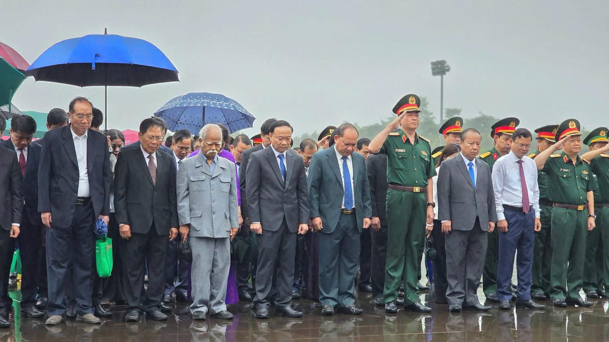 Lãnh đạo tỉnh Gia Lai và đại biểu dâng hoa tưởng niệm Chủ tịch Hồ Chí Minh tại Quảng trường Đại Đoàn Kết, phường Pleiku. Ảnh: Bá Bình.
