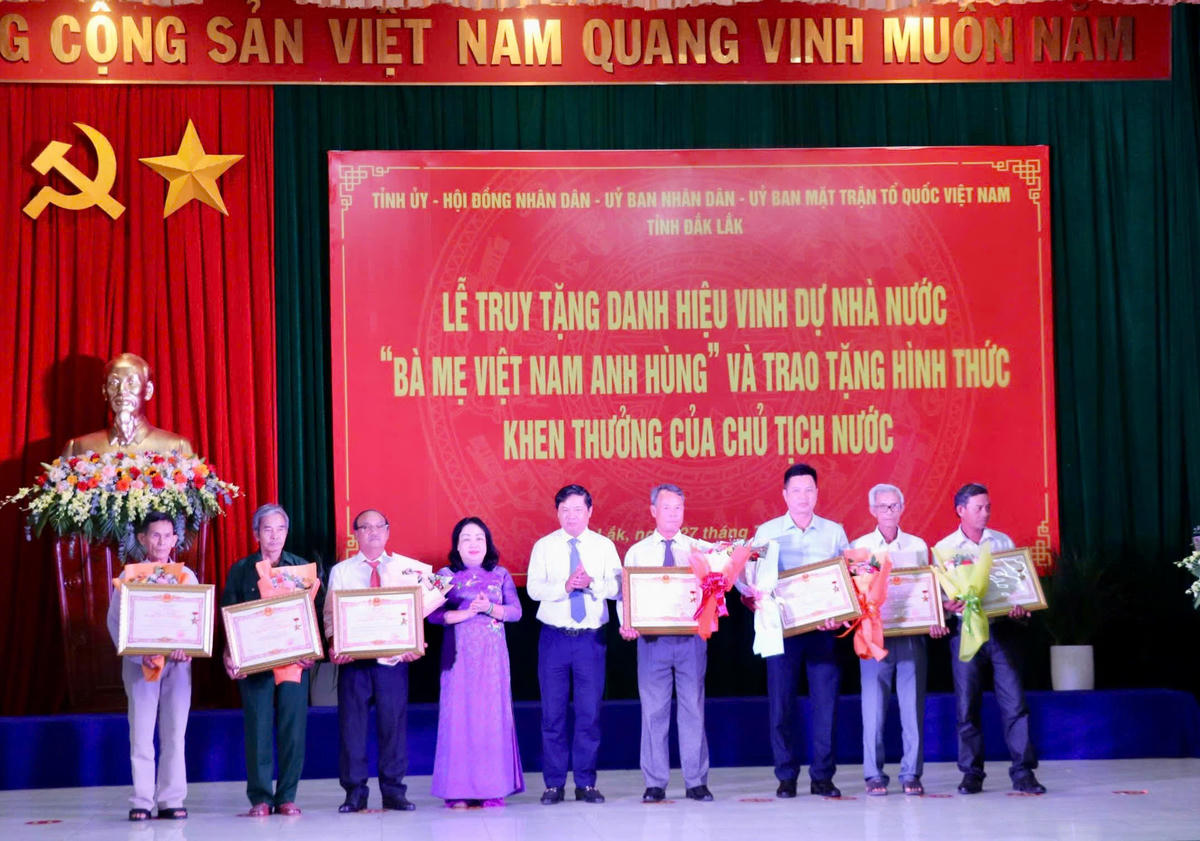 Đồng chí Lương Nguyễn Minh Triết, Bí thư Tỉnh ủy Đắk Lắk và đồng chí Cao Thị Hòa An, Phó Bí thư Thường trực Tỉnh ủy, Chủ tịch HĐND tỉnh trao danh hiệu cao quý cho thân nhân các Mẹ. Ảnh: TQ.
