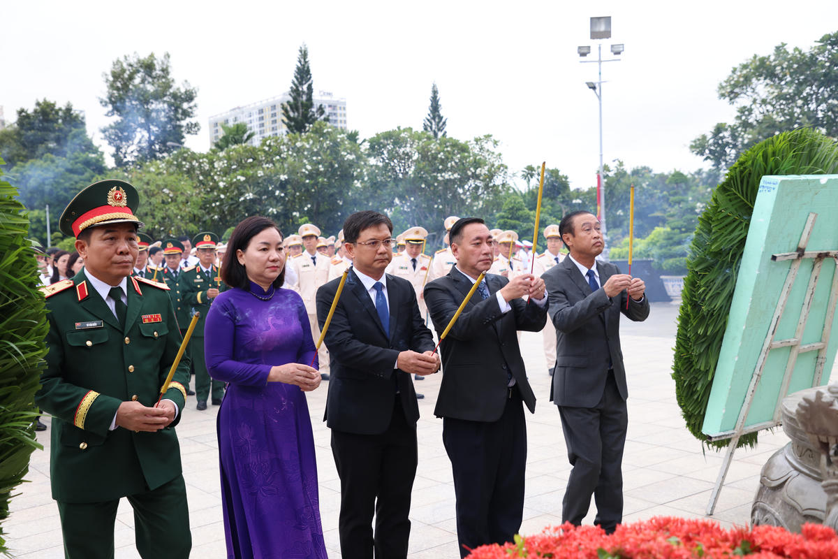 TP Hồ Chí Minh: Dâng hoa, dâng hương tưởng niệm các anh hùng liệt sĩ