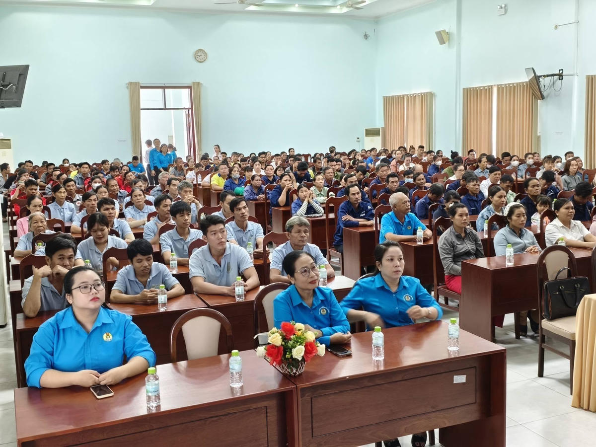 Chương trình trao quà cho đoàn viên, người lao động có hoàn cảnh khó khăn. Ảnh: T.N.