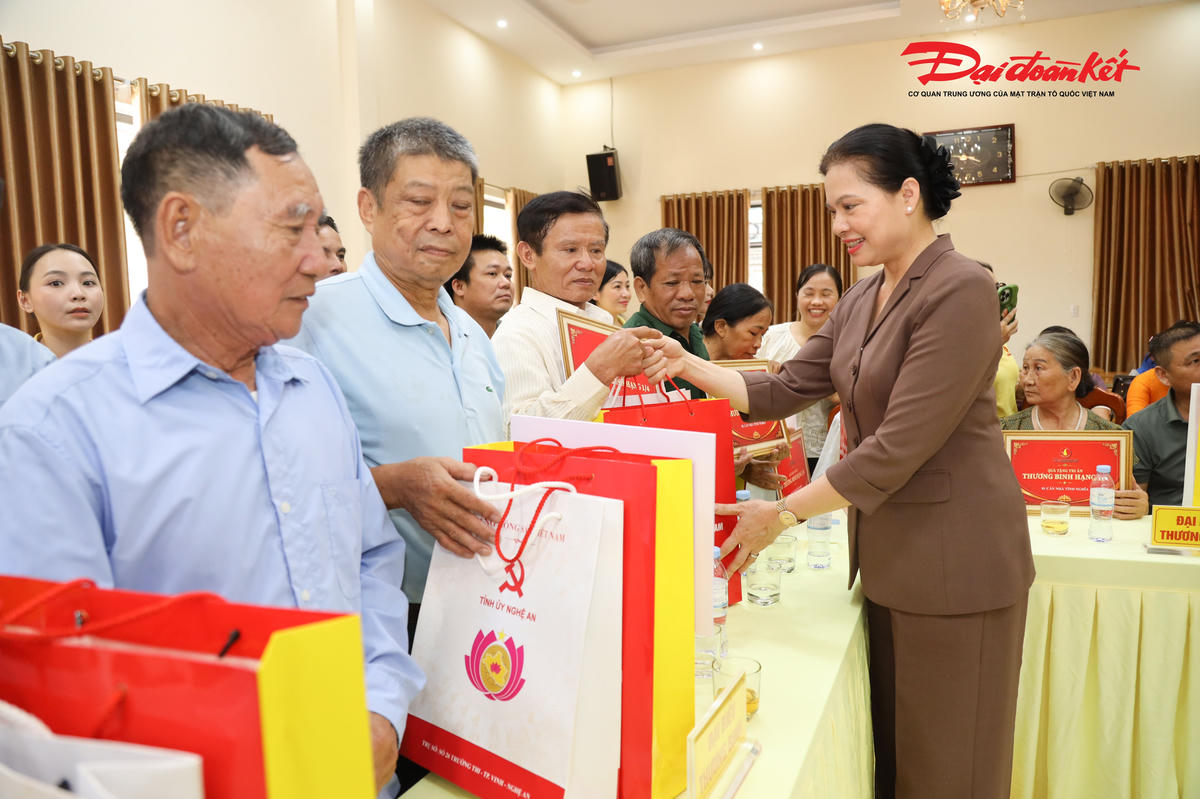 Trao tặng nhà ở tri ân Mẹ Việt Nam Anh hùng, thương binh nặng tại Nghệ An