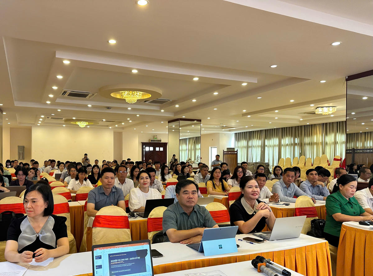 Bà Nguyễn Thị Kim Hoa, Ủy viên Ban Thường vụ Trung ương Hội Nông dân Việt Nam, Trưởng ban Điều hành Quỹ Hỗ trợ nông dân Trung ương (ngồi giữa hàng đầu, áo đen) và các đại biểu tham dự buổi tập huấn tại Cần Thơ.