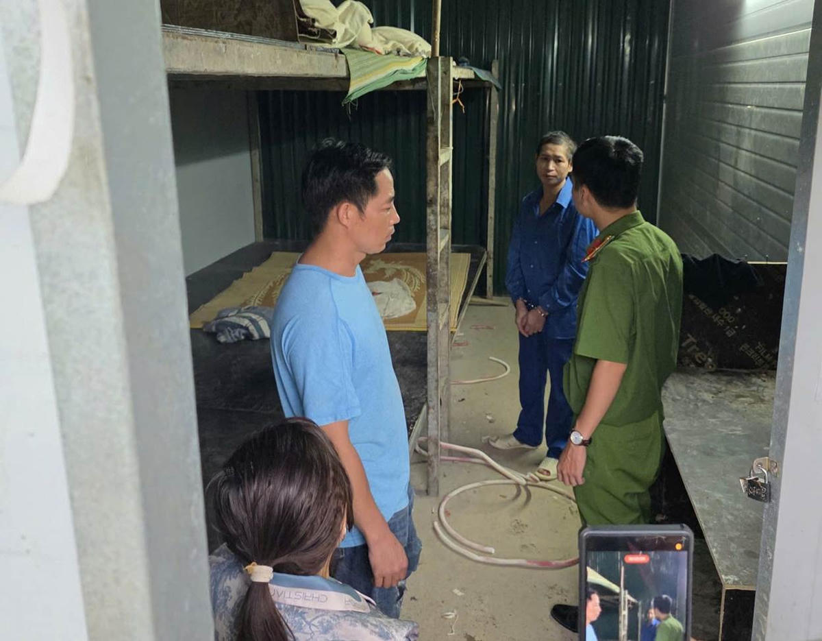 Cơ quan công an kiểm tra lán trại phát hiện các đối tượng dương tính với heroin khi xét nghiệm nước tiểu.