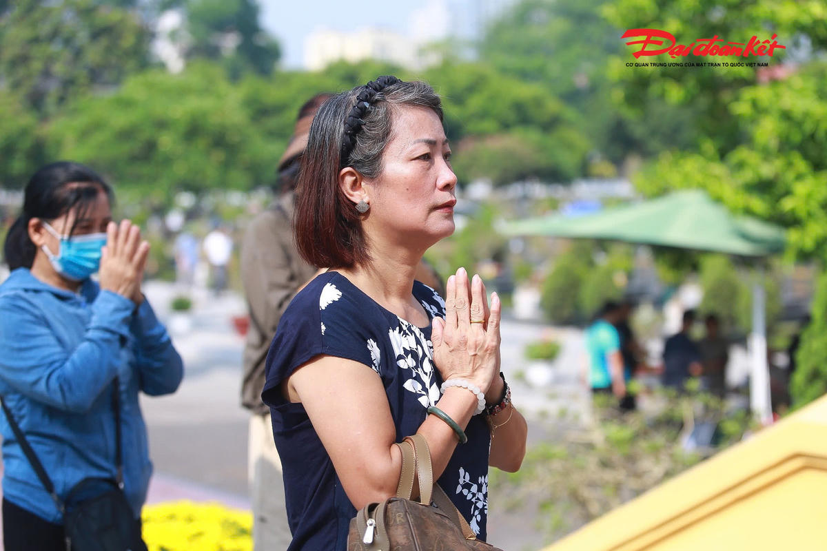Hà Nội: Người dân, đồng đội cũ xúc động dâng hương, tưởng nhớ các Anh hùng liệt sĩ nhân ngày 27/7