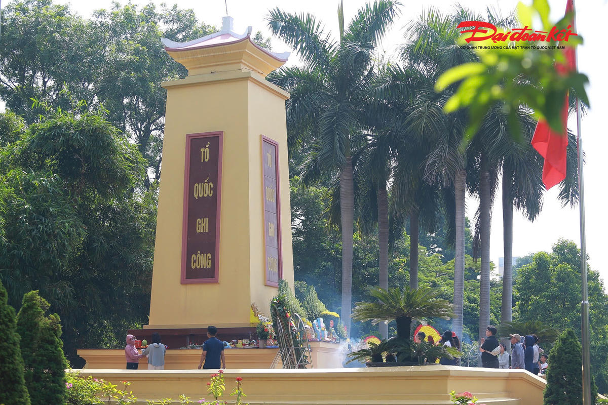 Trong không khí trang nghiêm nhân kỷ niệm 79 năm Ngày Thương binh - Liệt sĩ (27/7/1947 - 27/7/2026), đông đảo người dân, thân nhân và các cựu chiến binh đã đến Nghĩa trang Mai Dịch, Nghĩa trang Liệt sĩ TP Hà Nội để dâng hương, dâng hoa tưởng nhớ các Anh hùng liệt sĩ, bày tỏ lòng biết ơn sâu sắc đối với những người đã anh dũng hy sinh vì độc lập, tự do của Tổ quốc.