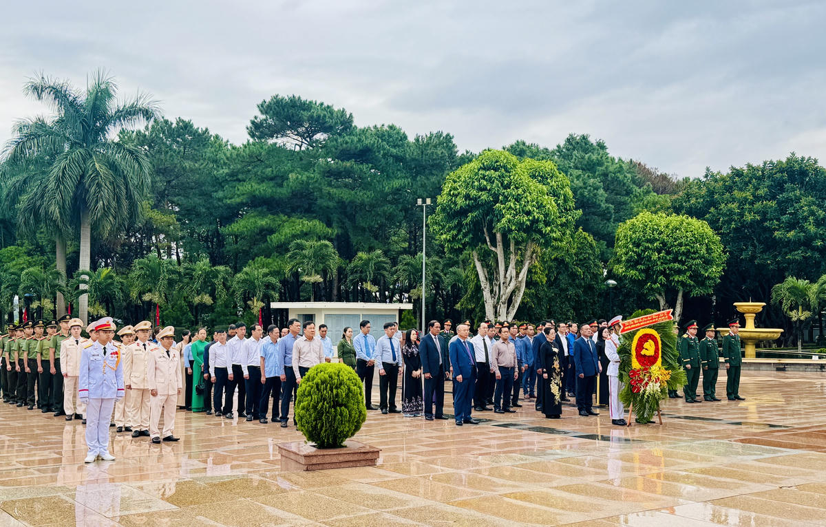 Lãnh đạo tỉnh Đắk Lắk dâng vòng hoa tưởng niệm các Anh hùng liệt sĩ.