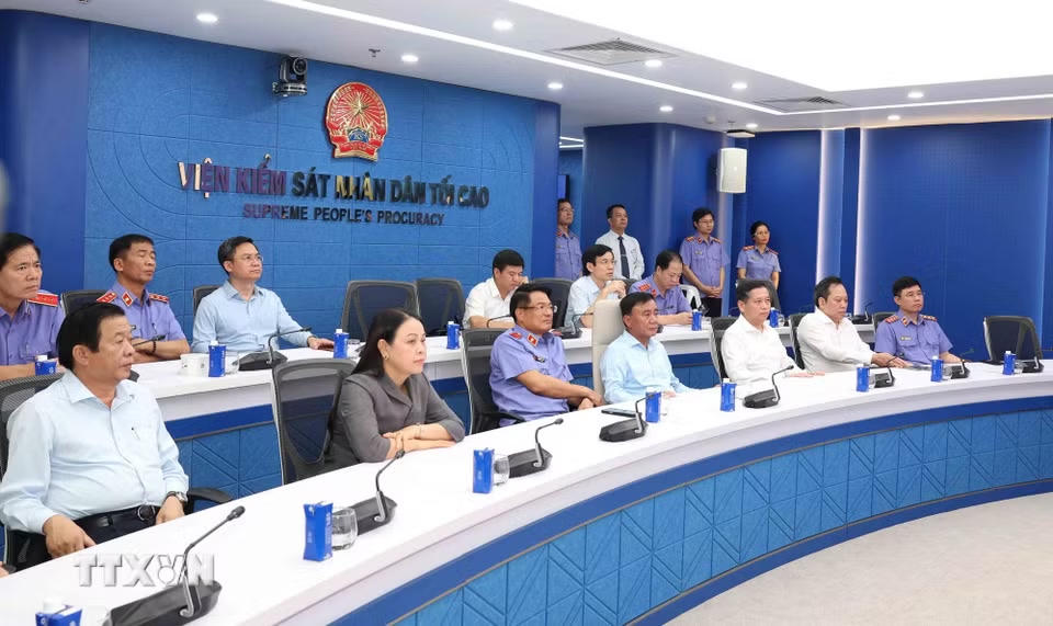 Thường trực Ban Bí thư Trần Cẩm Tú thăm Trung tâm điều hành thông minh và nền tảng quản lý án hình sự của ngành Kiểm sát Nhân dân. (Ảnh: Phương Hoa/TTXVN)