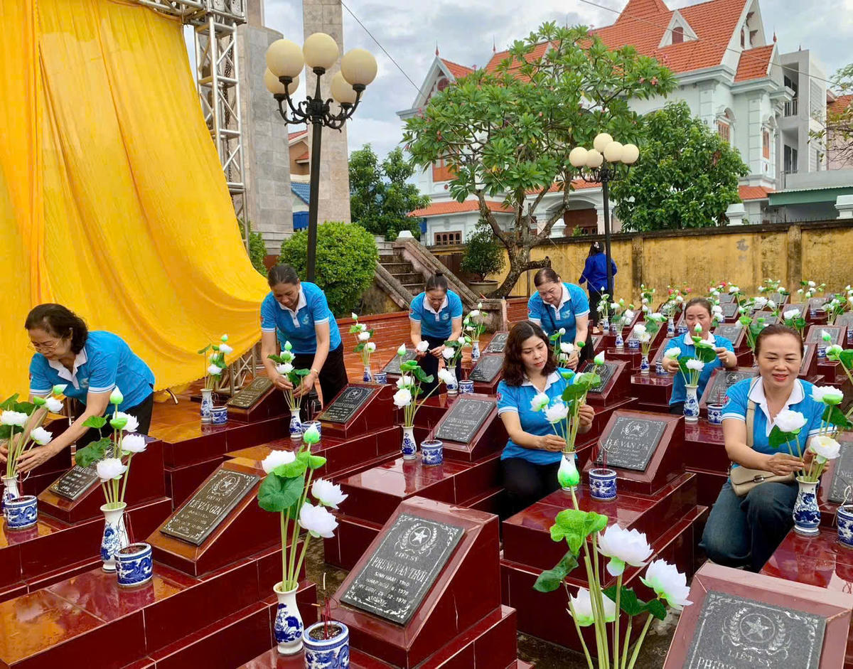 Cán bộ, hội viên phường Đông Hải dâng hương, dâng hoa chuẩn bị lễ thắp nến tri ân các anh hùng liệt sĩ. Ảnh: HP. 