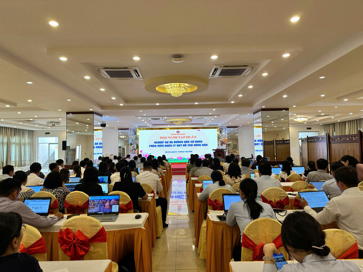 Quang cảnh một buổi tập huấn nghiệp vụ và hướng dẫn sử dụng phần mềm quản lý Quỹ Hỗ trợ nông dân.