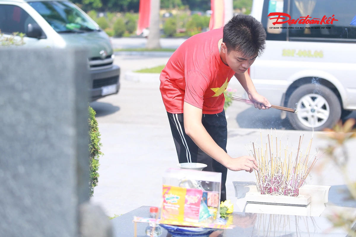 Hà Nội: Người dân, đồng đội cũ xúc động dâng hương, tưởng nhớ các Anh hùng liệt sĩ nhân ngày 27/7