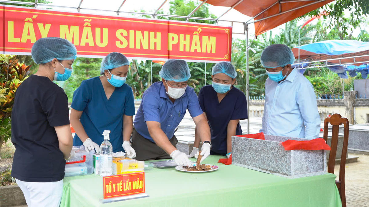 Tổ y tế thực hiện lấy mẫu sinh phẩm hài cốt liệt sĩ. Ảnh: CD.