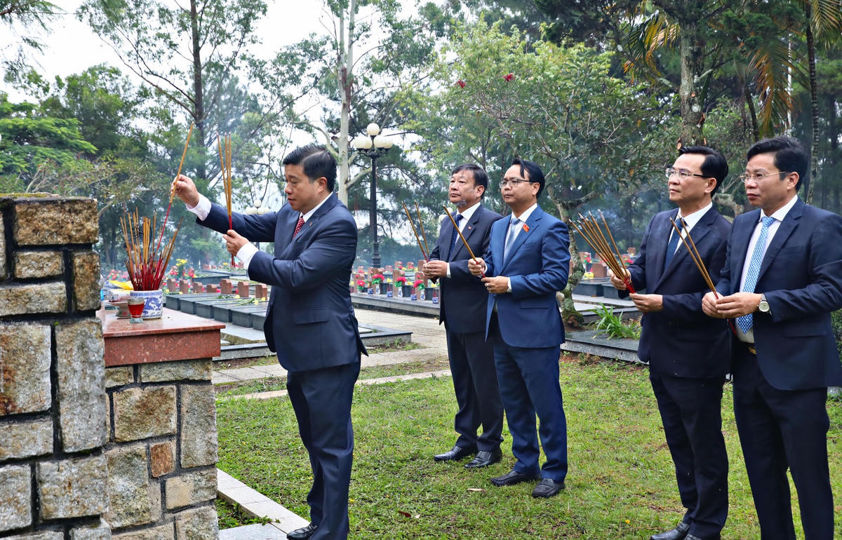 Thường trực Tỉnh ủy Lâm Đồng dâng hương viếng anh linh các Anh hùng liệt sĩ tại nghĩa trang.