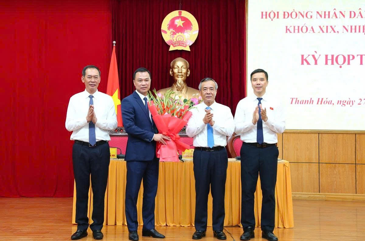 Ông Lê Đức Thái, Ủy viên Trung ương Đảng, Bí thư Tỉnh ủy, Trưởng Đoàn ĐBQH tỉnh Thanh Hoá cùng các Phó Bí thư Tỉnh ủy tặng hoa chúc mừng tân Chủ tịch UBND tỉnh Thanh Hóa.