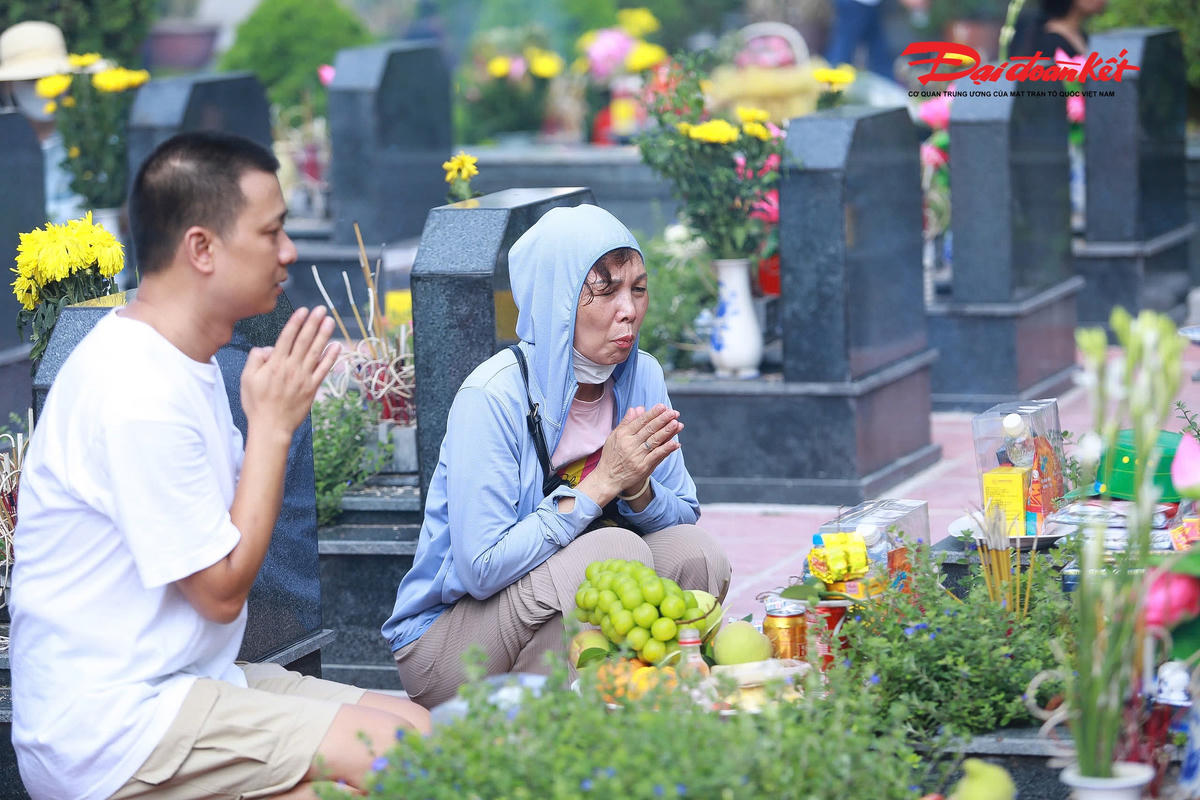 Hà Nội: Người dân, đồng đội cũ xúc động dâng hương, tưởng nhớ các Anh hùng liệt sĩ nhân ngày 27/7