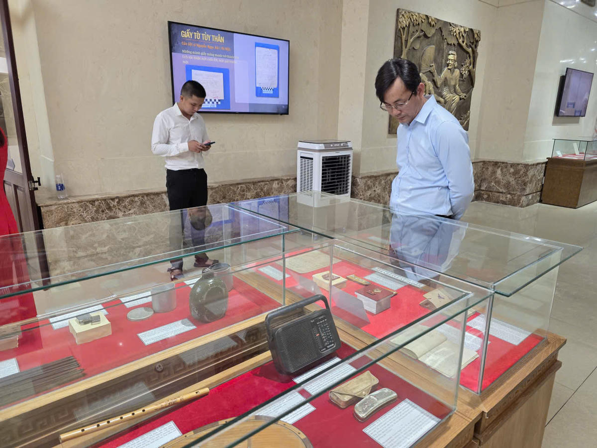 Người dân tham quan hiện vật trưng bày trong lòng Tượng đài Mẹ Việt Nam anh hùng. Ảnh: Nguyễn Tín.