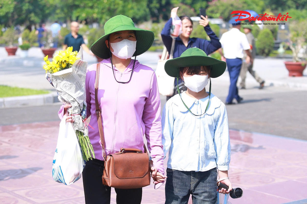Hà Nội: Người dân, đồng đội cũ xúc động dâng hương, tưởng nhớ các Anh hùng liệt sĩ nhân ngày 27/7