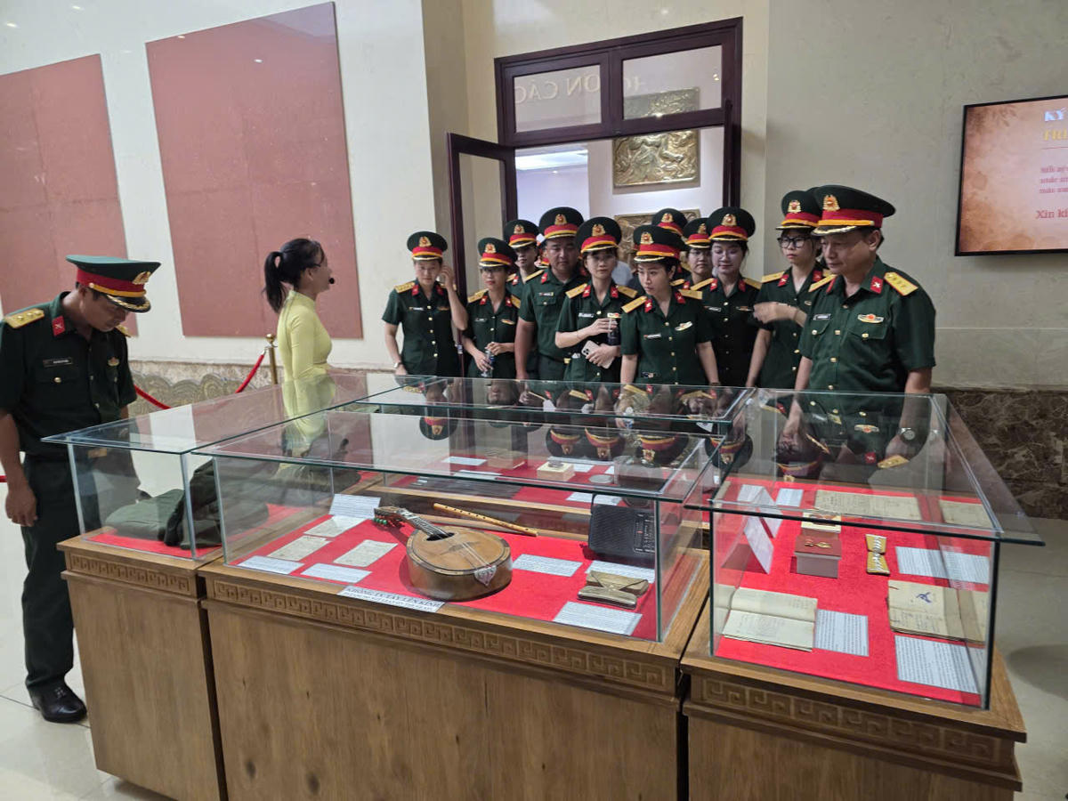 Rất đông lực lượng vũ trang đến tham quan các hiện vật về Mẹ Việt Nam Anh hùng và người có công. Ảnh: Chí Đại.