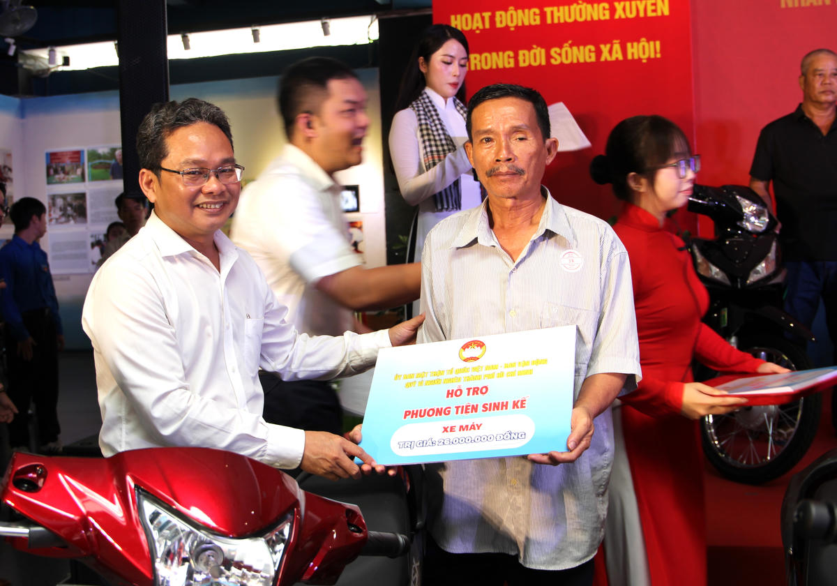 Trao xe lăn và hỗ trợ sinh kế tại chương trình. Ảnh: Q.Đ.