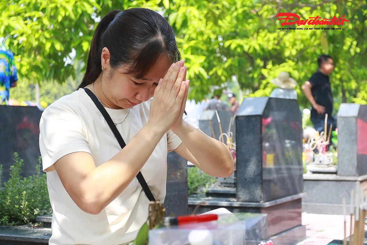 Hà Nội: Người dân, đồng đội cũ xúc động dâng hương, tưởng nhớ các Anh hùng liệt sĩ nhân ngày 27/7