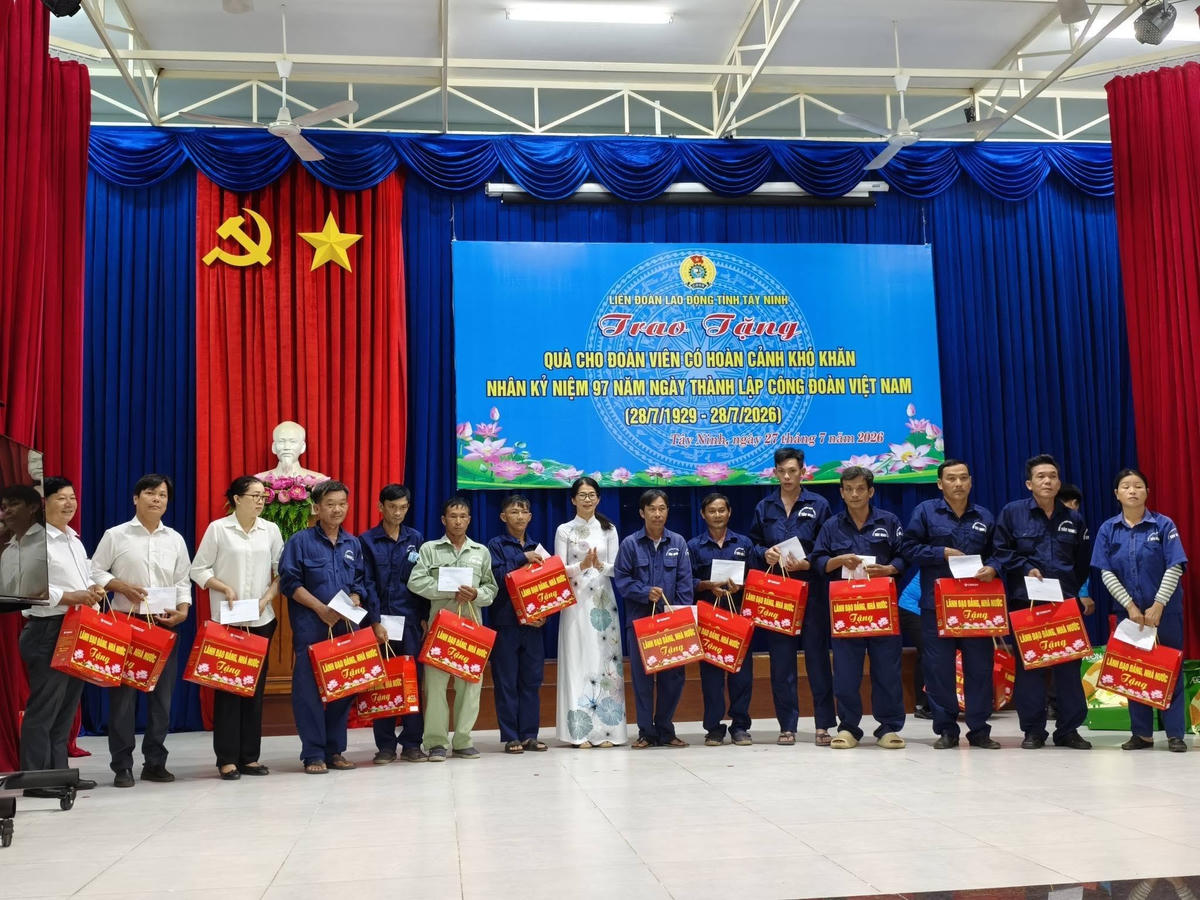 Tây Ninh trao 200 phần quà cho đoàn viên, người lao động khó khăn