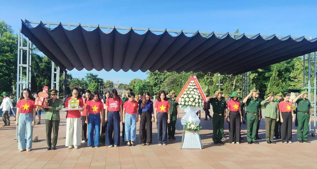 Đoàn công tác Hội Liên hiệp Phụ nữ TP Hải Phòng dâng hương, dâng hoa tại Thành cổ Quảng Trị. Ảnh: HP.