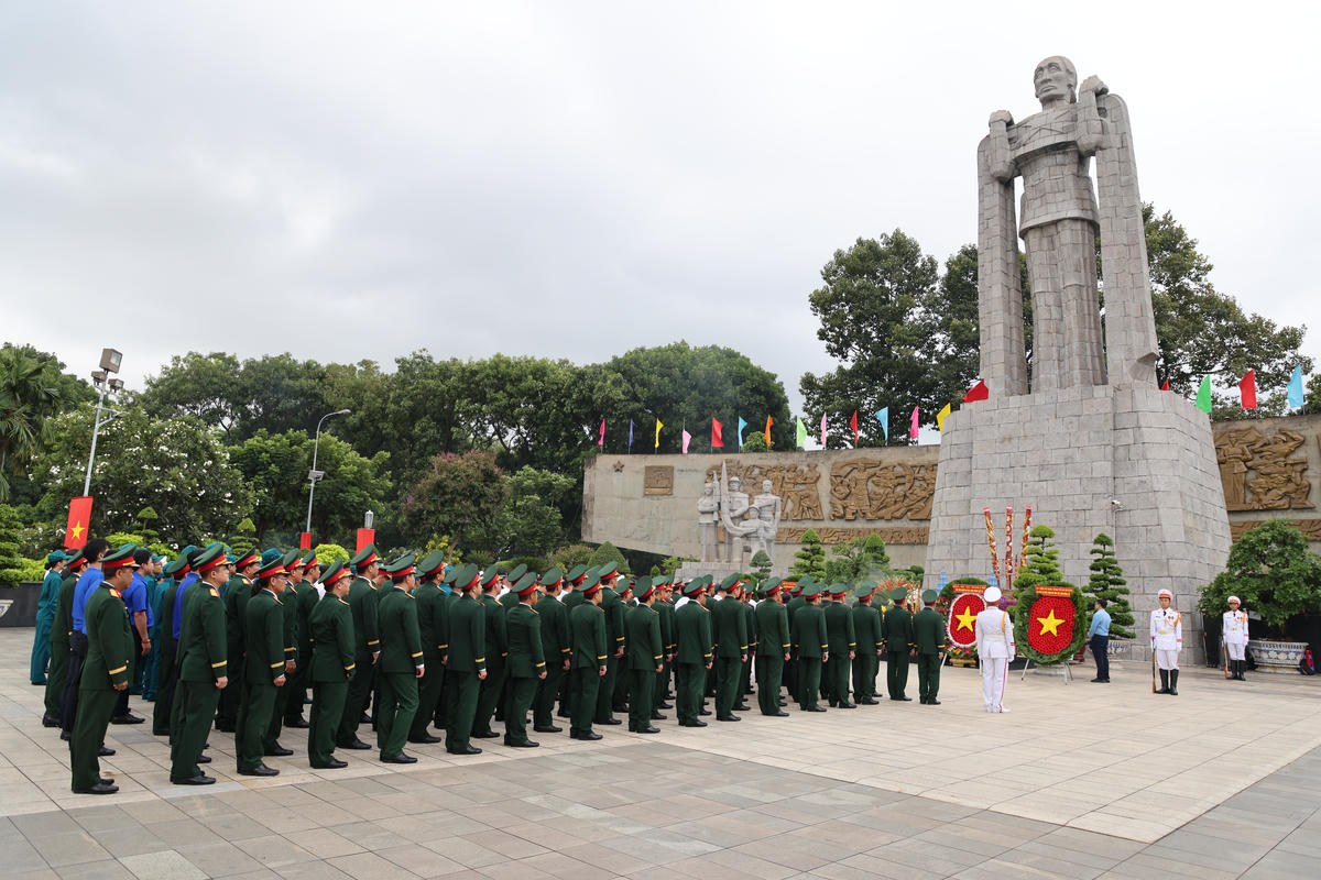 TP Hồ Chí Minh: Dâng hoa, dâng hương tưởng niệm các anh hùng liệt sĩ