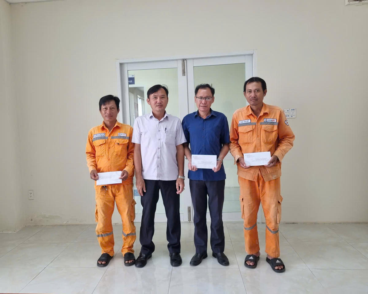 Đại diện Điện lực Đông Hải (Công ty Điện lực Cà Mau) tặng quà động viên các đoàn viên, người lao động là con liệt sĩ, thương bệnh binh và bộ đội xuất ngũ đang công tác tại đơn vị.