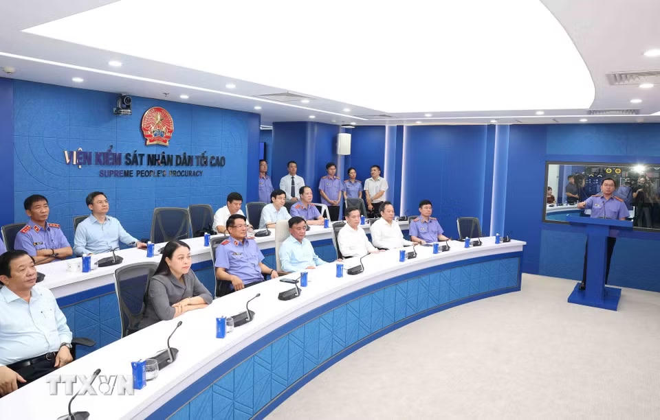 Thường trực Ban Bí thư Trần Cẩm Tú thăm Trung tâm điều hành thông minh và nền tảng quản lý án hình sự của ngành Kiểm sát Nhân dân. (Ảnh: Phương Hoa/TTXVN)