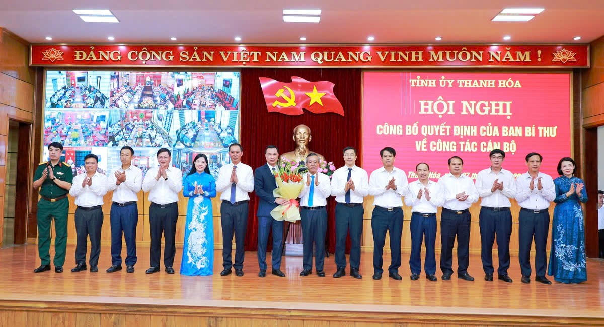 Ban Thường vụ Tỉnh ủy Thanh Hóa tặng hoa chúc mừng tân Chủ tịch UBND tỉnh Tô Anh Dũng.