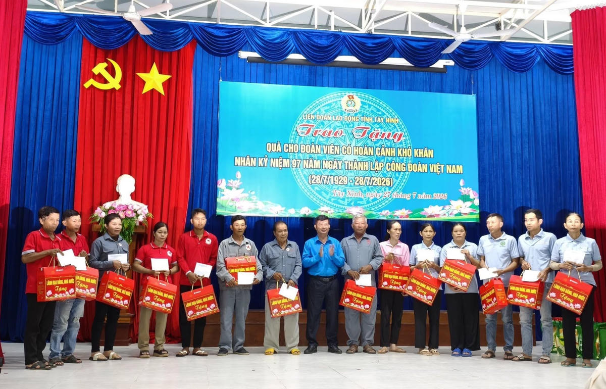 Tây Ninh trao 200 phần quà cho đoàn viên, người lao động khó khăn