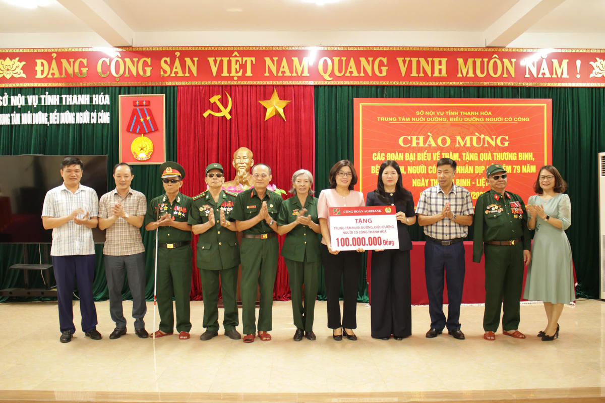 Đồng chí Từ Thị Kim Thanh - Thành viên HĐTV, Chủ tịch Công đoàn Agribank trao tặng 50 triệu đồng cho Trung tâm điều dưỡng Thương binh Lạng Giang (Bắc Ninh)