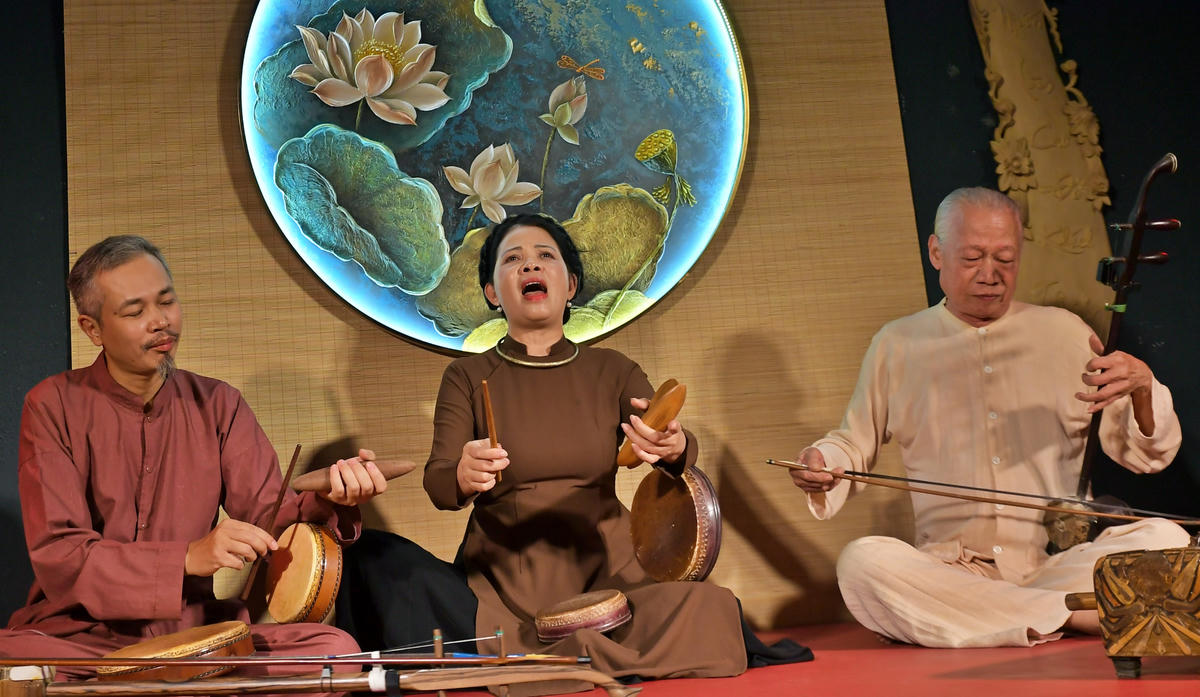 Thời gian gần đây, điểm hẹn văn hóa CADAO Collective bên Tây Hồ, trở thành không gian sáng tạo, nơi nghệ thuật hát xẩm được Câu lạc bộ Nghệ thuật hát Xẩm Hà Nội giới thiệu theo cách gần gũi, tạo sức hút với công chúng trẻ.