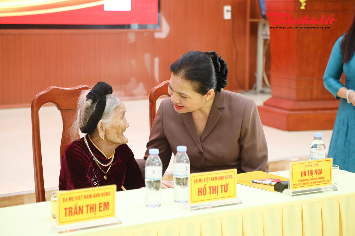 Bà Hà Thị Nga - Ủy viên Trung ương Đảng, Phó Chủ tịch - Tổng Thư ký Ủy ban Trung ương MTTQ Việt Nam ân cần thăm hỏi Mẹ Việt Nam Anh hùng Hồ Thị Tứ trú tại xã Đại Huệ. Ảnh: Điền Bắc