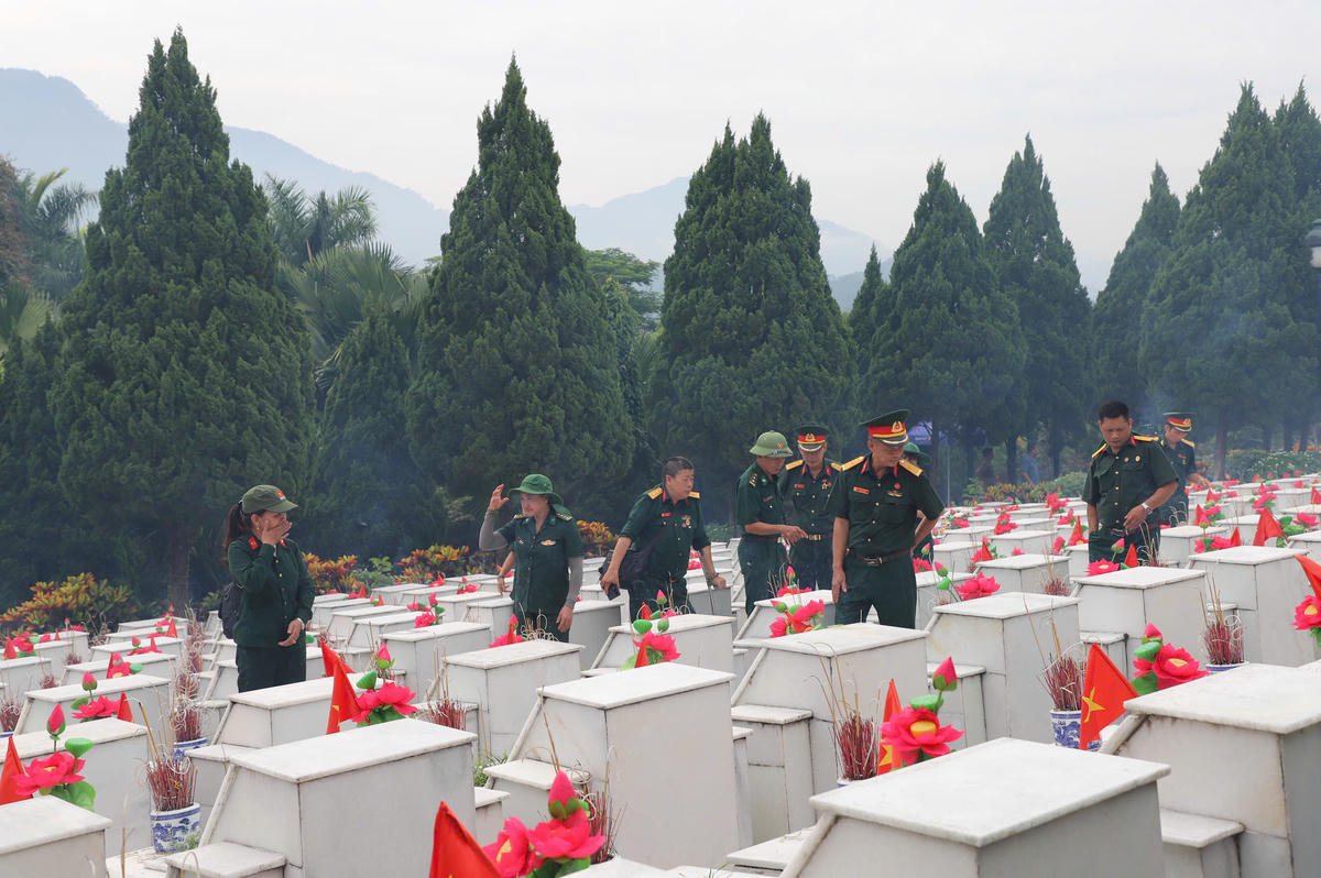 Ngày 27/7, đông đảo cựu chiến binh từ nhiều địa phương trở về Nghĩa trang Liệt sĩ Quốc gia Vị Xuyên dâng hương, tưởng nhớ những đồng đội đã anh dũng hy sinh vì độc lập, chủ quyền Tổ quốc.
