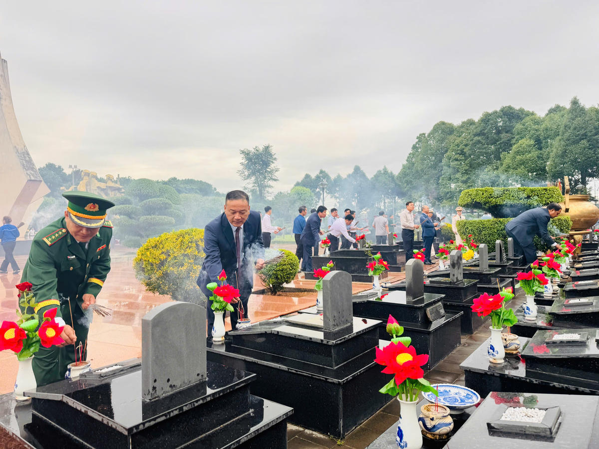 Chủ tịch Ủy ban Mặt trận Tổ quốc Việt Nam tỉnh Đắk Lắk và lãnh đạo Ban Chỉ huy Bộ đội Biên phòng tỉnh dâng hương tưởng nhớ các anh hùng liệt sĩ. Ảnh: Thanh Nga.